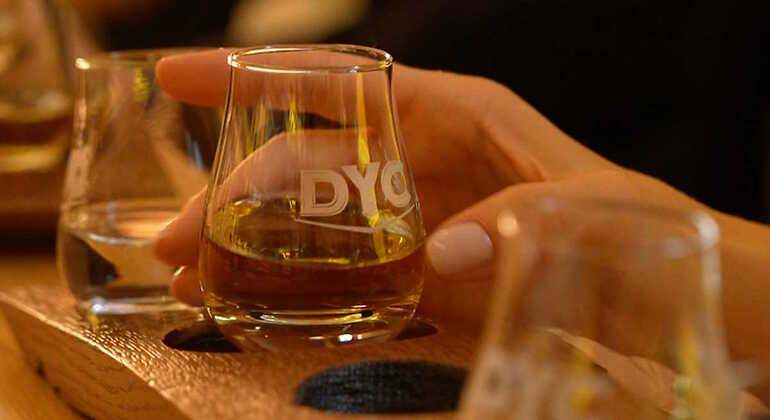 Un vaso de whisky DYC