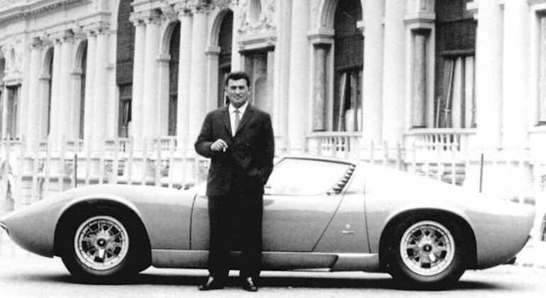 Ferruccio Lamborghini con uno de sus coches