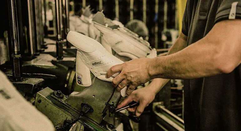 Un trabajador fabricando unas JHayber