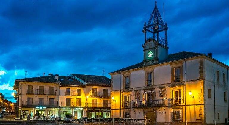 Plaza por la noche de un pueblo de Segovia