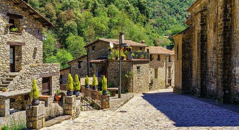Antiguas casas de piedra con flores y objetos decorativos en el bonito pueblo de Beget, Girona
