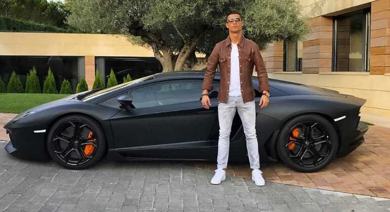 Cristiano Ronaldo con uno de sus Lamborghini
