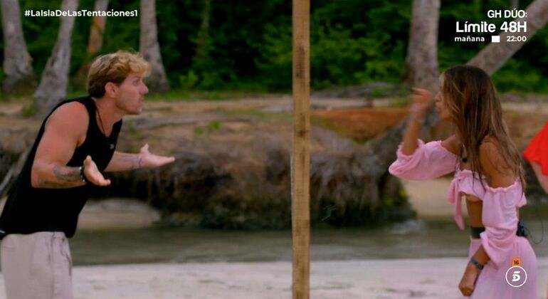 Pareja discutiendo en la isla de las tentaciones