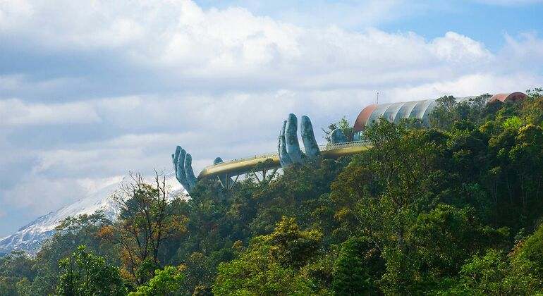 Manos saliendo de la tierra en medio de un bosque y sujetando un puente gigante