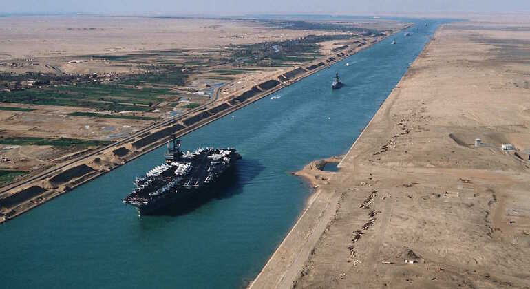 Barco militar en el Canal de Suez