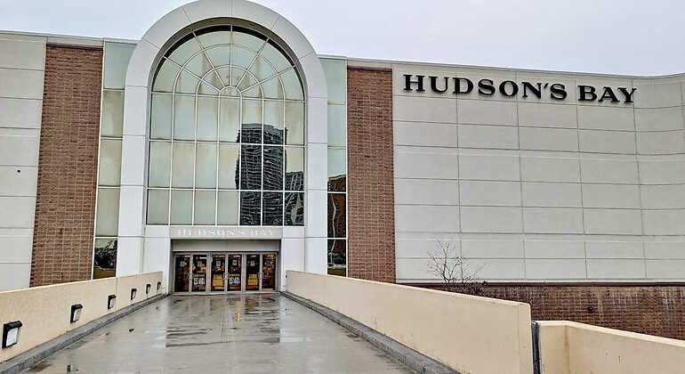 Centro comercial de Hudson's Bay con carteles de cierre