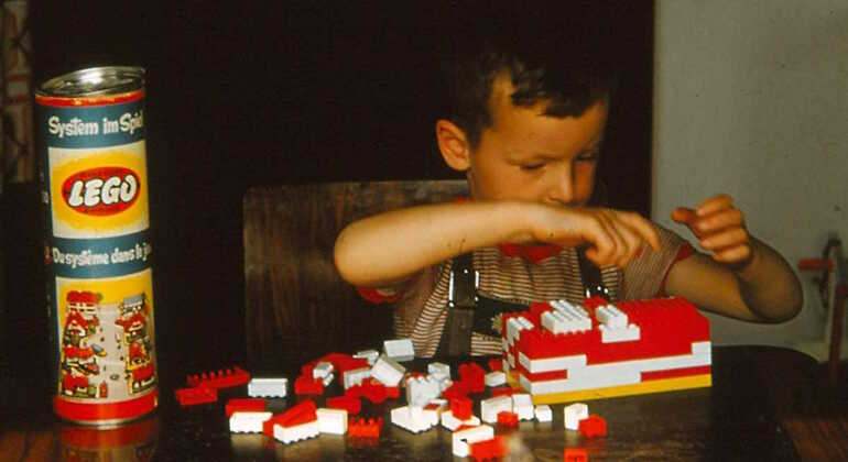 Un niño jugando con Lego en los años 50