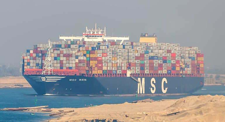 Un barco de MSC cruzando el canal de Suez.