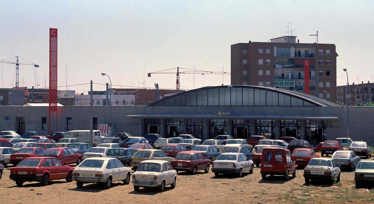 Aparcamiento en la estación de tren de Fuenlabrada en 1990