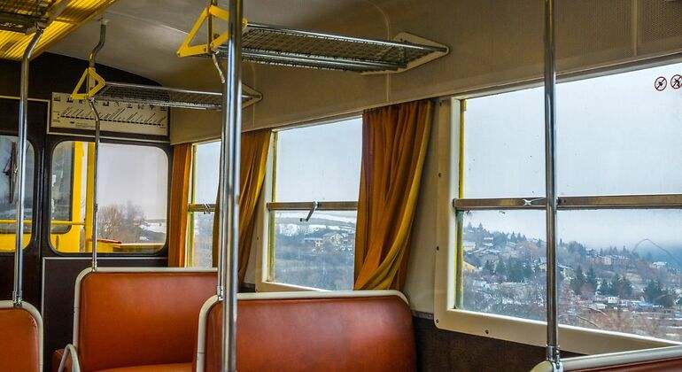 El interior del tren amarillo con asientos de cuero