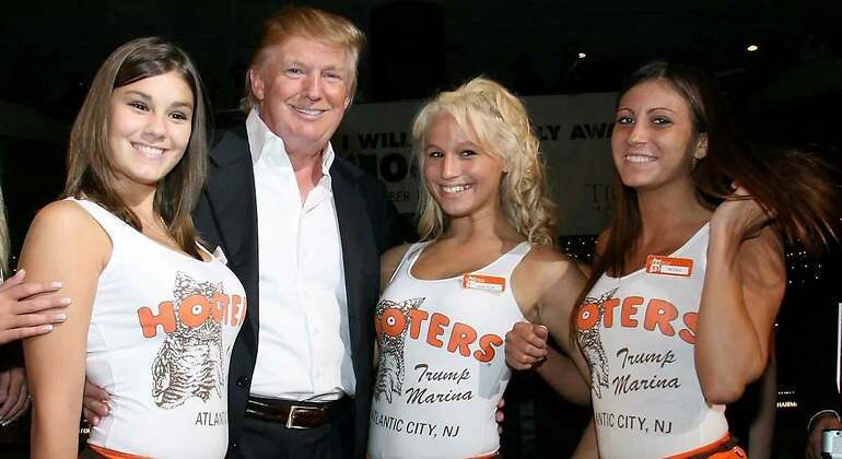Donald Trump con camareras de Hooters