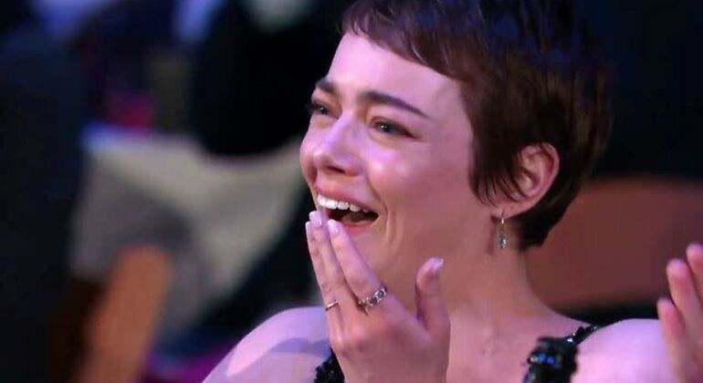La actriz Emma Stone emocionada en la gala de los premios