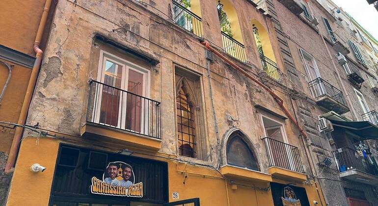 Fachada de la capilla convertida en pizzería