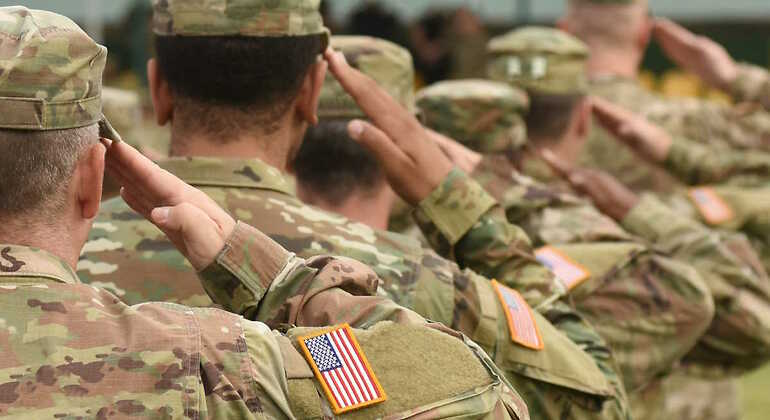 Militares de EEUU saludando
