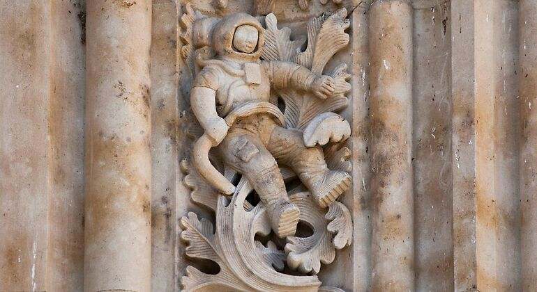 Astronauta tallado en la fachada de la catedral