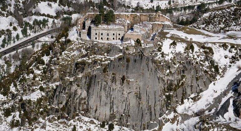 Vista aérea invernal de una antigua fortaleza militar situada en la cima de una montaña llamada Coll de Ladrones, en los Pirineos