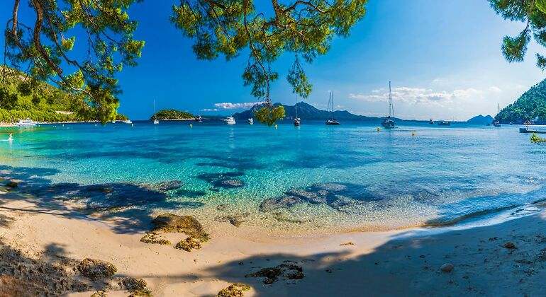 Hermosa playa con aguas cristalinas en Palma de Mallorca