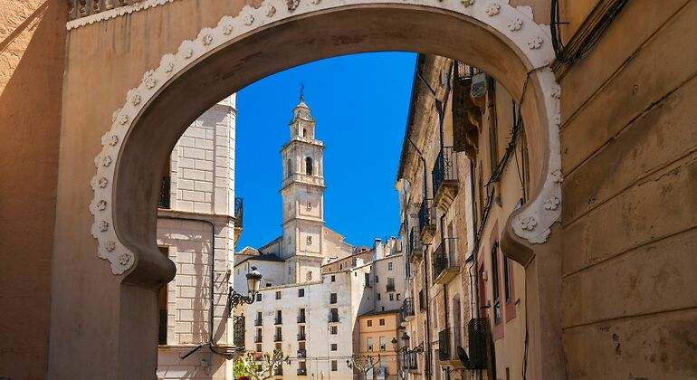 Catedral de Bocairent vista a través de un arco