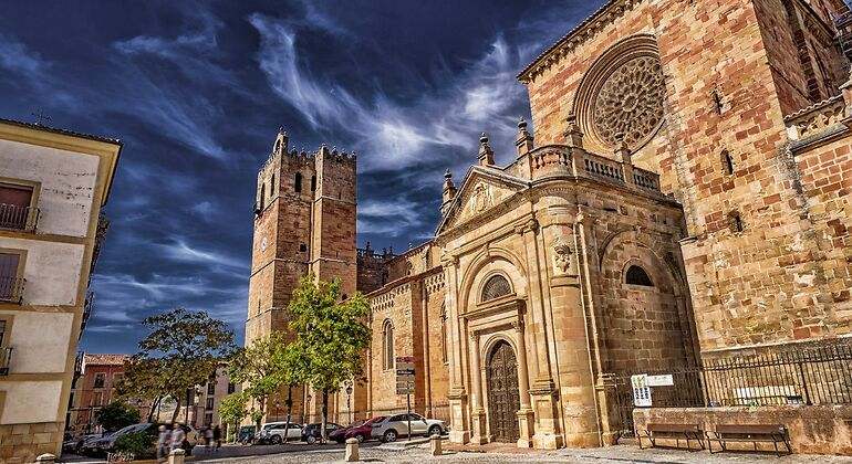 Catedral de Sigüenza con un cielo azul intenso