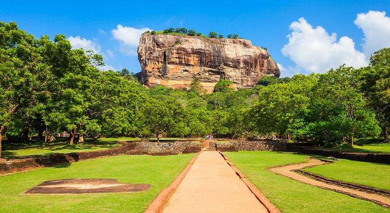 Vista de Sigiriya o la roca del León, una antigua fortaleza y un palacio con jardines, piscinas, y terrazas sobre la roca de granito en Dambulla, Sri Lanka