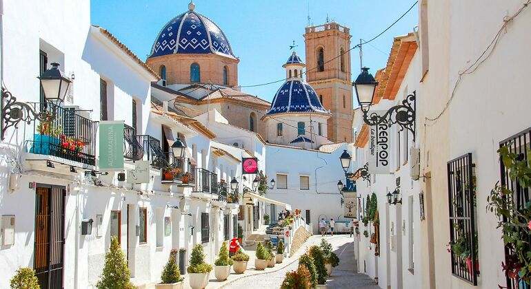 una tradicional calle mediterránea en el casco antiguo de Altea