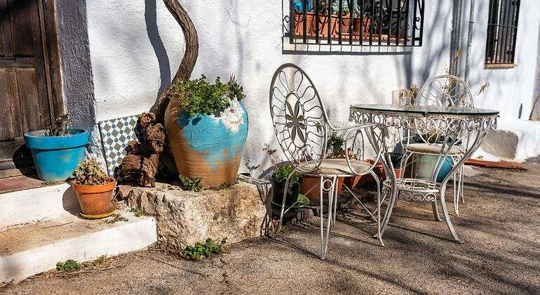 Objetos en una calle del pueblo blanco que hay en la Comunidad de Madrid