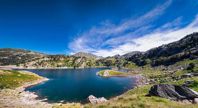 Laguna con formaciones rocosas en sus proximidades