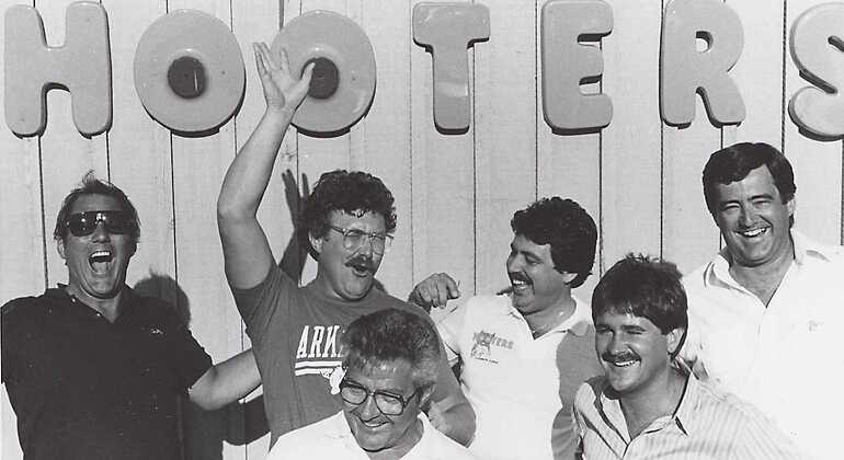 Los seis cofundadores de Hooters