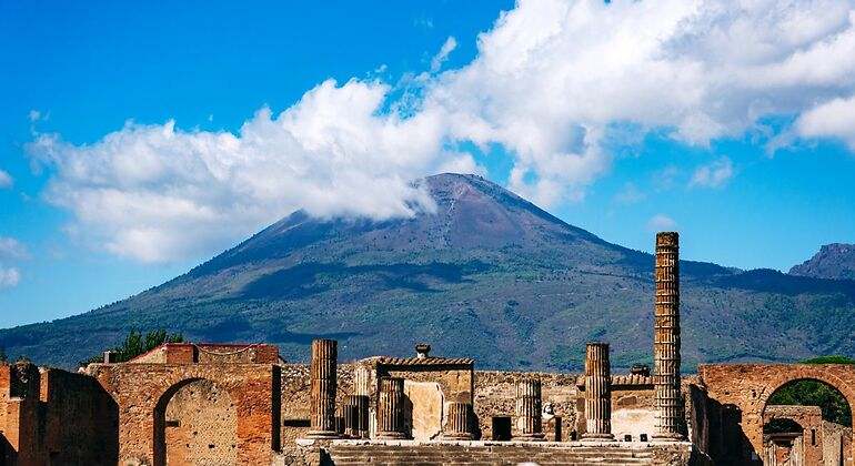 La ciudad de Pompeya, concretamente el foro romano con el templo de Júpiter a la cabeza. Al fondo el Monte Vesubio que arrasó la ciudad hace casi dos siglos
