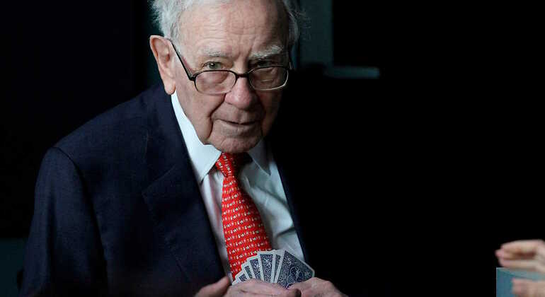 Warren Buffett jugando a las cartas.