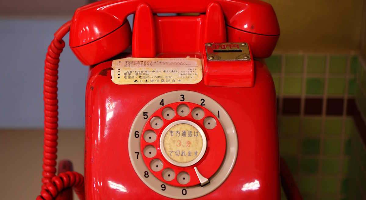 Teléfono público rojo de NTT