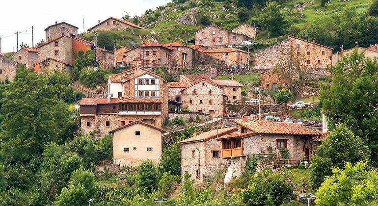 El pueblo de Sotres con casas encaramadas a la montaña