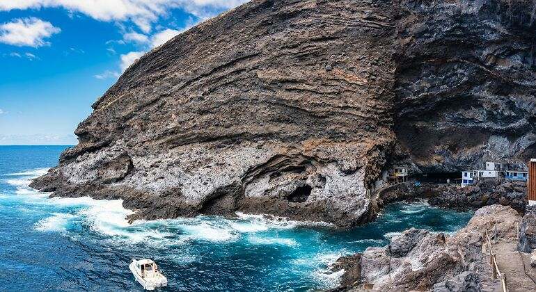 Entrada la cueva pueblo