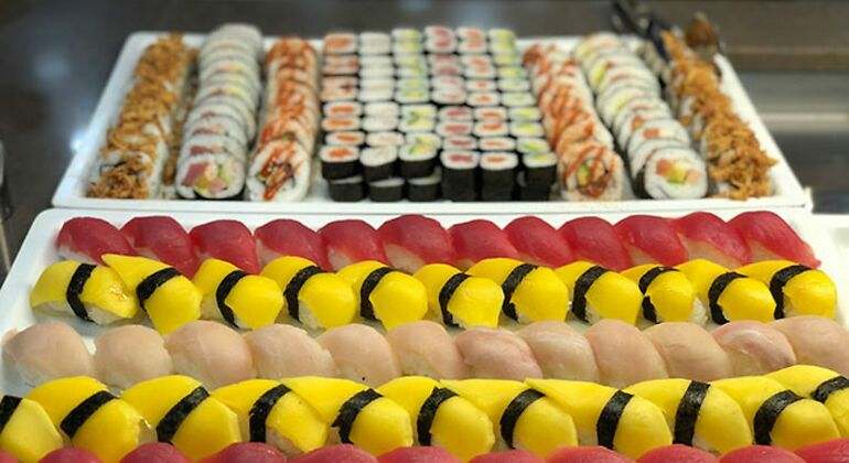 Bandejas con mucho sushi