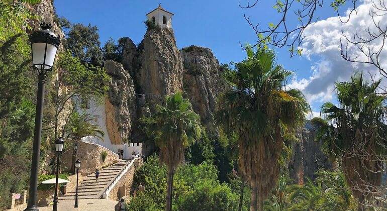 Unas escalinatas que llevan a un templo en lo alto de un pico