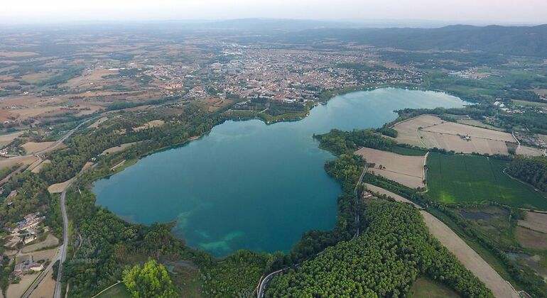 Vista aérea del lago con un pueblo al lado