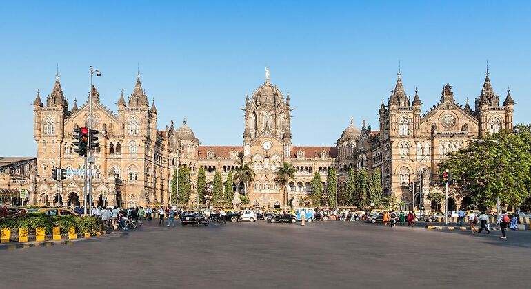 Plaza de la estación de la india con gente paseando por la calle