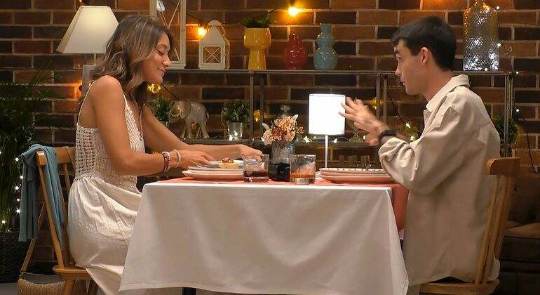 La pareja comparte la comida en su cena de First Dates