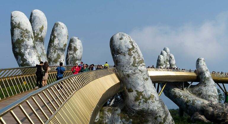 Gente super feliz paseando por el puente del oro en Vietnam