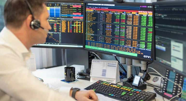 Un operador consultando su terminal de Bloomberg