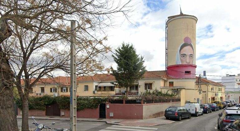 Torre de Carabanchel en la que hay un mirador con una flamenca pintada en un silo