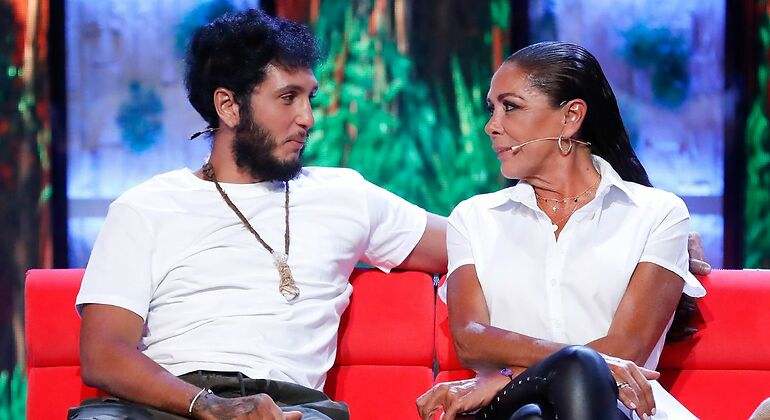 Omar Montes junto a Isabel Pantoja en Supervivientes