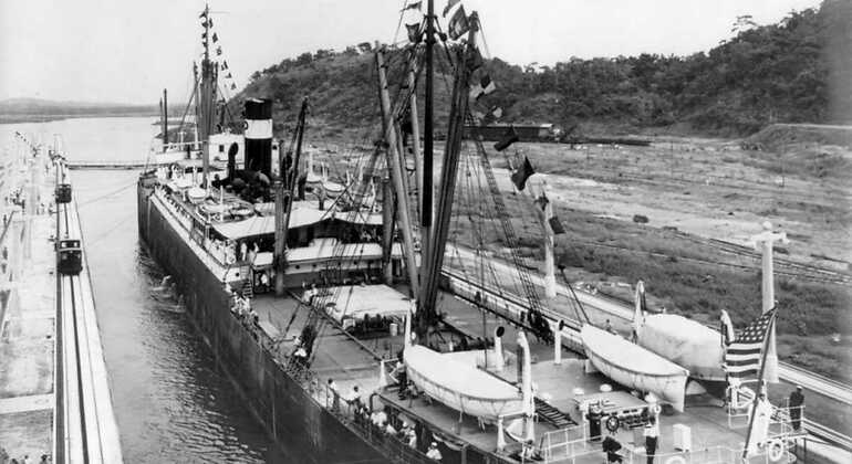 El primer barco que cruzó el Canal de Panamá