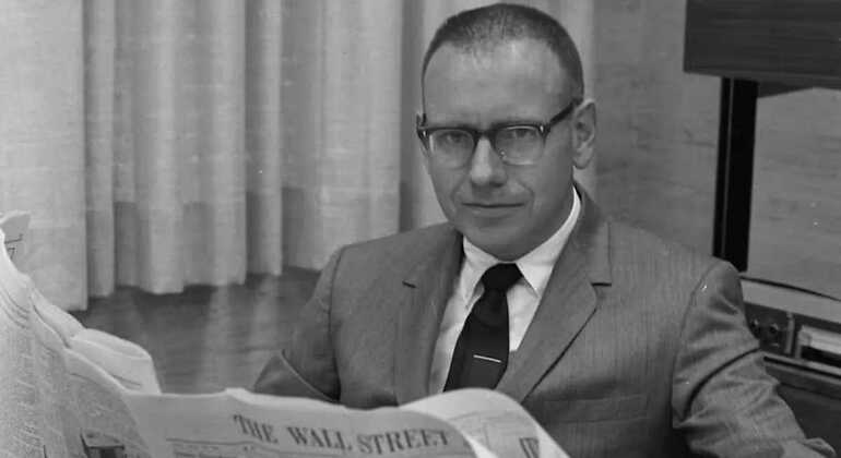 Un joven Warren Buffett leyendo el periódico