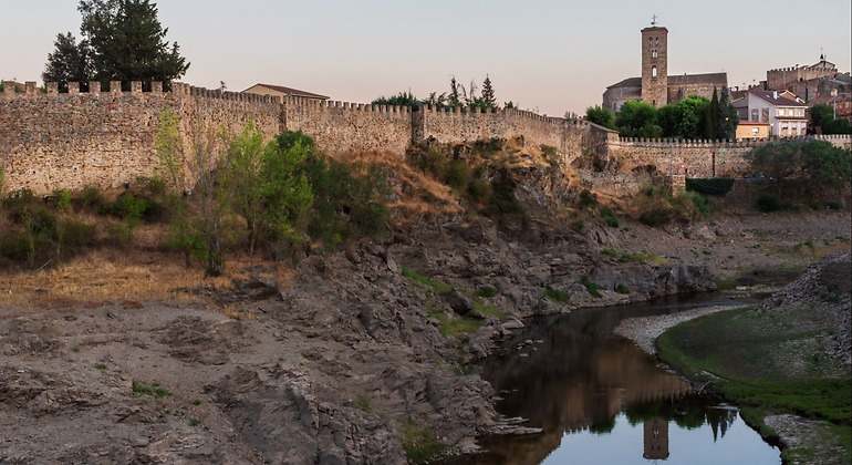 Exterior del recinto amurallado de Buitrago de Lozoya, destacando entre las murallas la iglesia de Santa María del Castillo