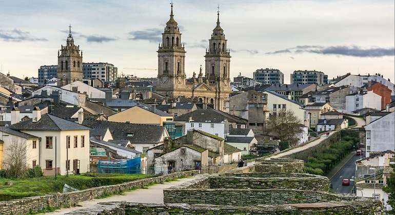 Vista de la Catedral y del muro de Lugo declarada Patrimonio de la humanidad por la UNESCO