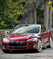 ¿Puede un coche eléctrico recargarse en segundos? Tesla lo promete para su Model S