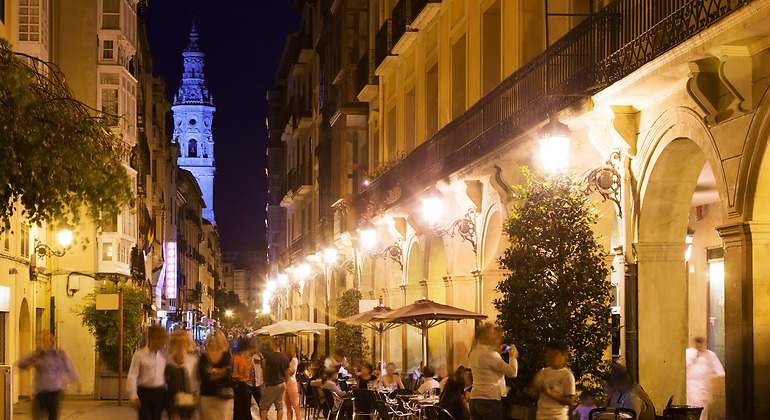 Senda de los elefantes. Calle con muchos bares