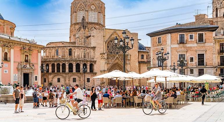 El mercado de Valencia con gente paseando en bicicleta