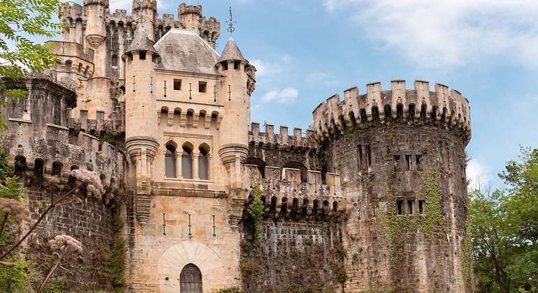 Fachada del castillo de estilo neogótico
